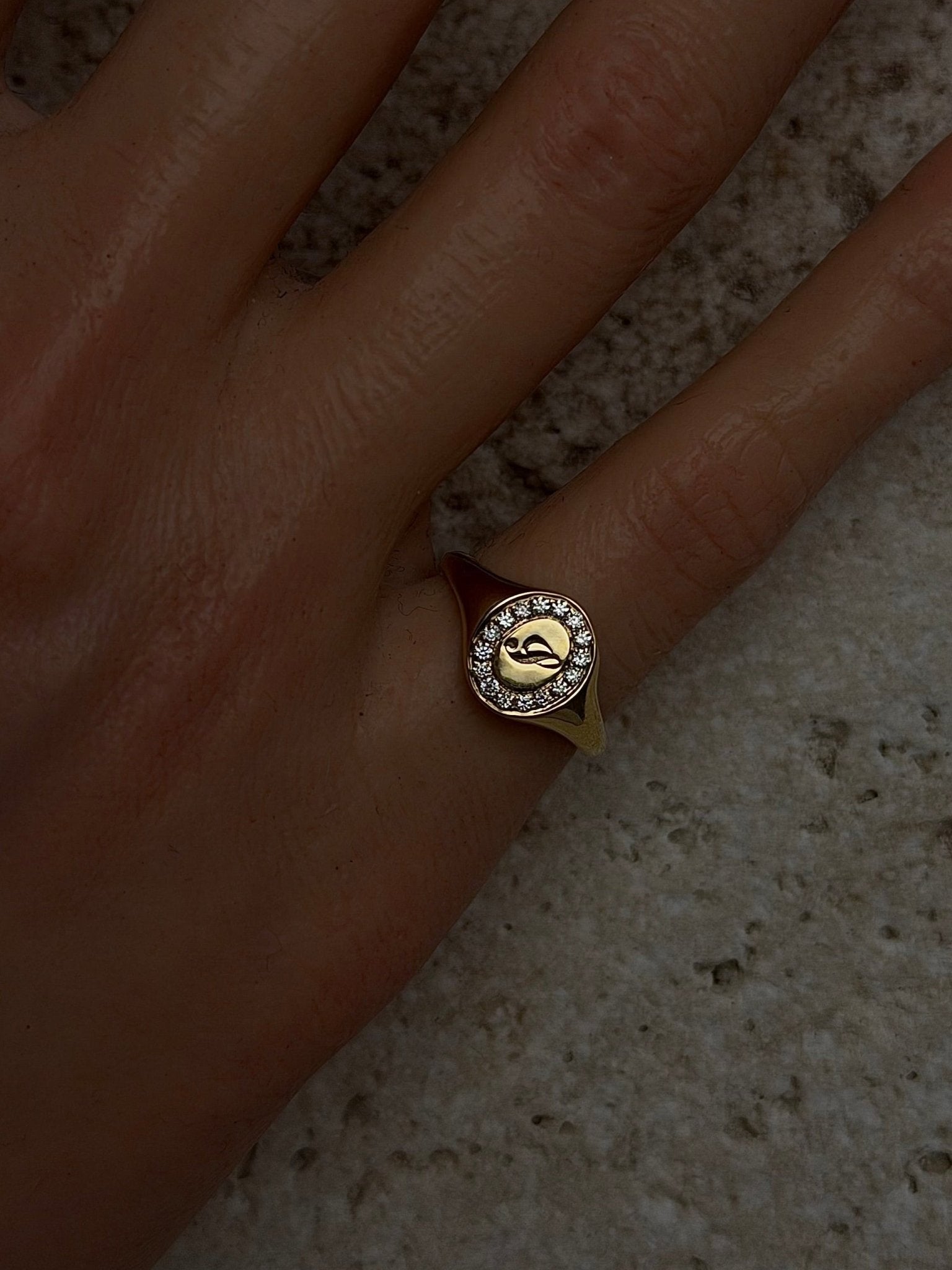 Petite Oval Pave Signet Ring - SIA Jewelry